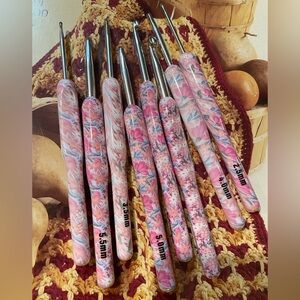 Pink Floral Crochet Hook Set - multiple pink floral designs with silver hooks